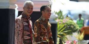 Kala Sang Gubernur Ganjar Pranowo Menyetrika Sendiri Pakaian