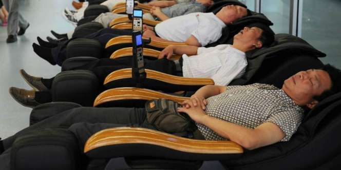 Tertidur di Kursi Pijat, Saat Bangun Syok Terkunci di Mal