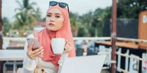 Tetap Produktif, Ini Tips Bekerja di Luar Saat Cuaca Panas