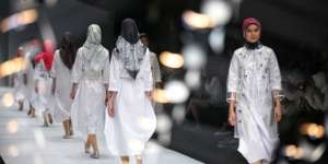 Desainer Jepang Pamerkan Hijab Minimalis di Ajang JFW 2020