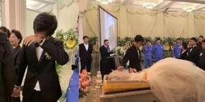Kisah Sedih Pria Menikah Sekaligus Makamkan Istri di Hari yang Sama