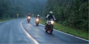 Begini Cara Aman Berkendara Motor di Jalan Berkabut