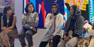 Menarik Hati Milenial Gunakan Kain Tradisional