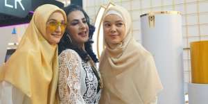 Gaya Artis Bawa Tas Branded ke JFW 2020