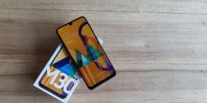 Baterai Samsung Galaxy M30s Sanggup Internetan 22 Jam Non-Stop, Benarkah?