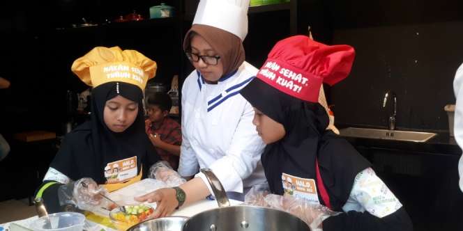 Masak Bersama, Cara Seru Kenalkan Makanan Sehat ke Anak