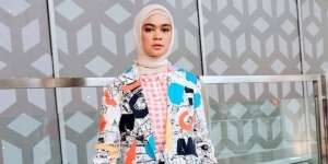 9 Gaya Nyentrik Tantri Namirah, Intip Yuk!
