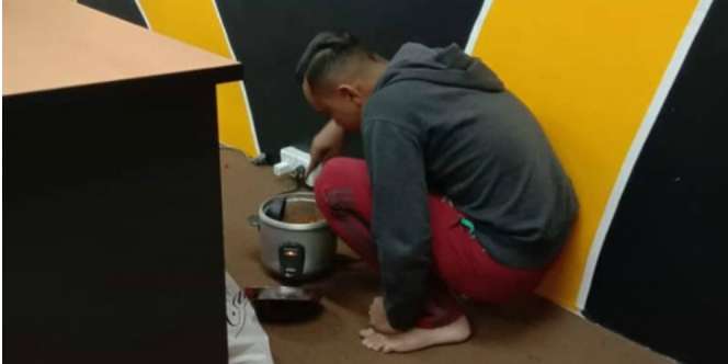 Demi Kirim Uang ke Ibu, Habil Masak Nasi di Kantor