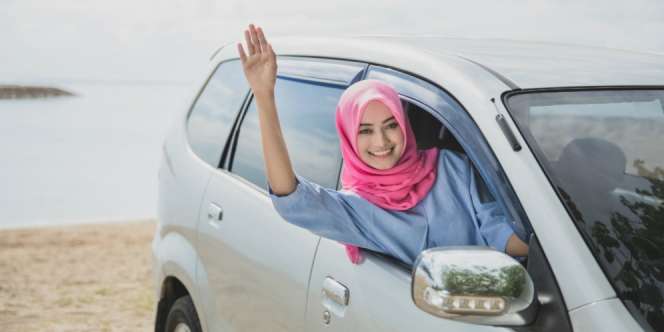 Dianjurkan Berjabat Tangan, Bolehkah Ucap Salam Cuma Lewat Lambaian?