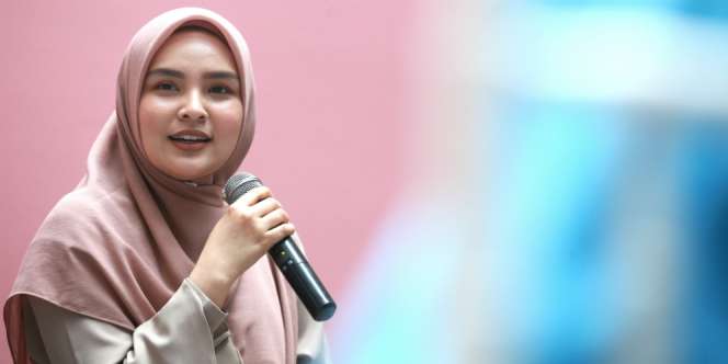 Ria Miranda: Warna Neon Dominasi Modest Wear di 2020