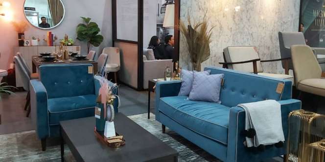 Sofa Velvet Beri Sentuhan Mewah di Ruang Keluarga
