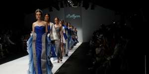 JFW 2020: Pesona Santorini di Busana Pesta Cocktail Dress