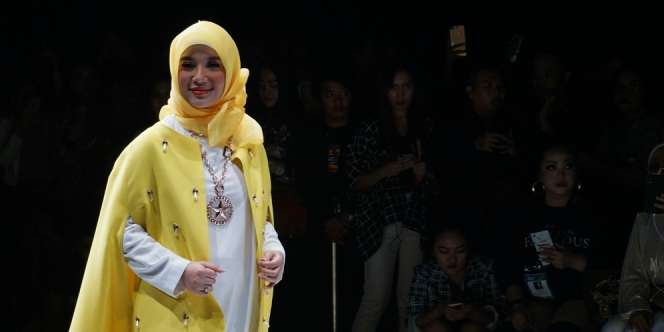 Bertabur Bintang, Kolaborasi UBS Gold x Caren Delano di JFW 2020