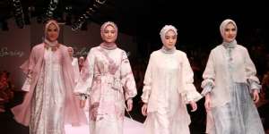 Maudy Koesnaedi dalam Balutan Busana Masa Kolonial