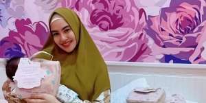 Bayinya Masuk RS, Kartika Putri Tak Berhenti Menangis