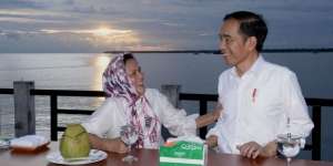 Ditemani Kelapa Muda, Jokowi-Iriana Mesra Nikmati Senja di Papua