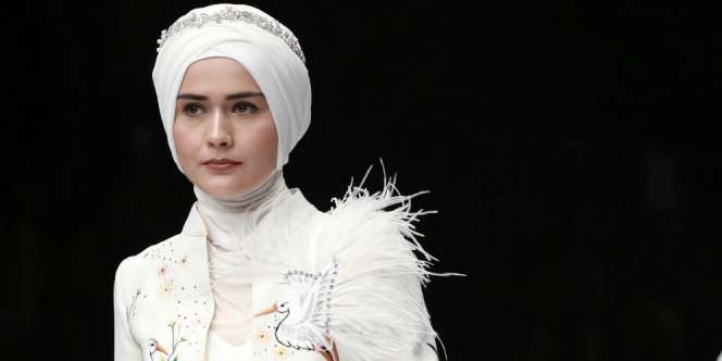 Indahnya Bunga Sakura Mekar di Busana Muslim untuk Si Feminin