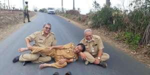 Bupati Banjarnegara Kembali Viral, Kini Tiduran di Tengah Jalan