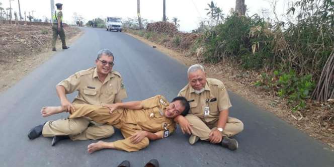 Bupati Banjarnegara Kembali Viral, Kini Tiduran di Tengah Jalan