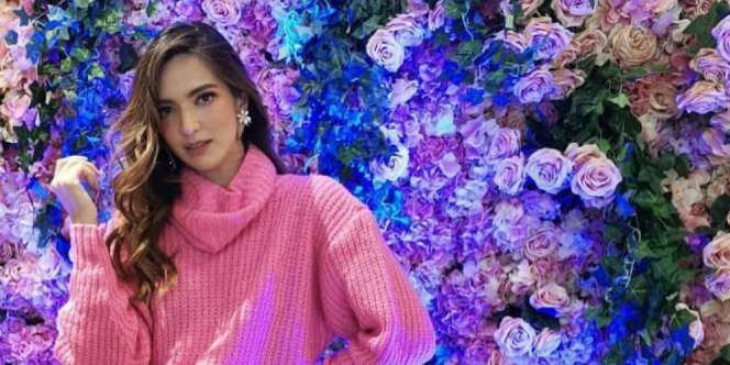 Penampilan Memukau Nia Ramadhani Saat Hadiri Pertunangan Rezky dan Citra Kirana