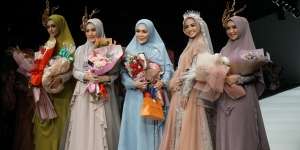 Adu Gaya Artis Jadi Model Hijab di JFW 2020