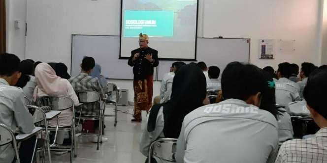 Sumpah Pemuda, Dosen IPB Mengajar Pakai Baju Adat 