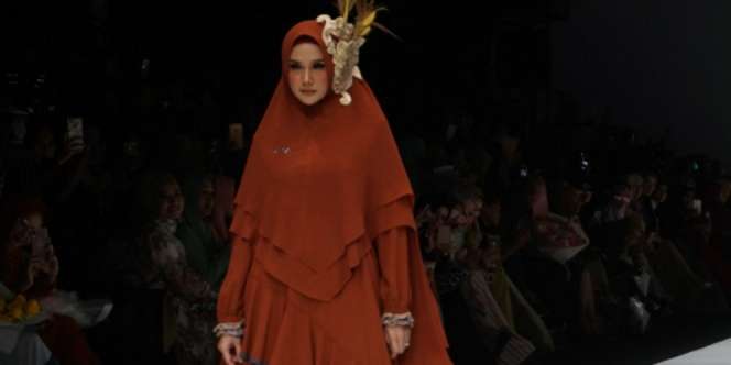 Pesona Mulan Jameela di Atas Catwalk Jakarta Fashion Week 2020