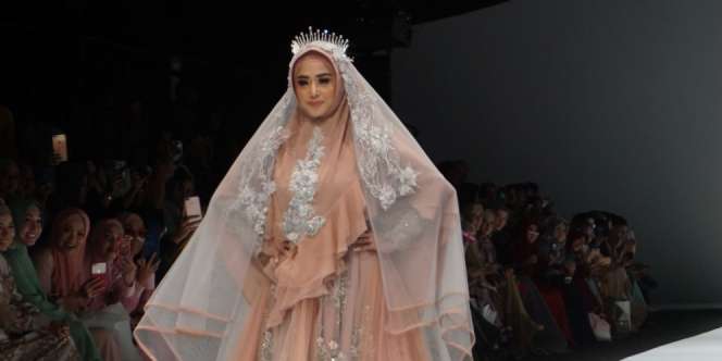 Cantiknya Dewi Perssik Jadi Model Pengantin Hijab