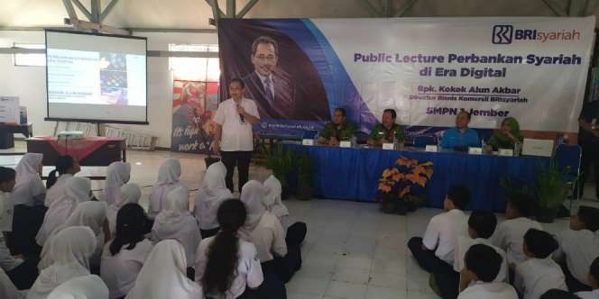 Kala Direksi BRIsyariah Blusukan ke Sekolah jadi `Guru`