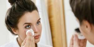 Trik Hapus Maskara Waterproof Tanpa Bikin Bulu Mata Rontok