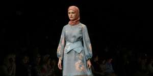 Manisnya Koleksi Busana Muslim Bergaya Vintage Floral
