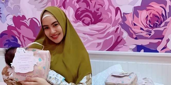Baru Berusia 12 Hari, Anak Kartika Putri Sudah Bisa Sujud