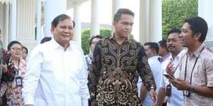 Ngantor di Kemenhan, Prabowo Pakai Mobil Pribadi Berpelat 1-00