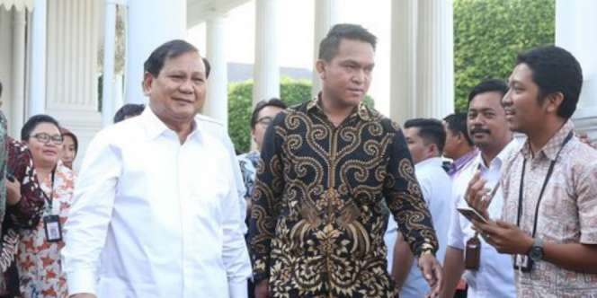 Ngantor di Kemenhan, Prabowo Pakai Mobil Pribadi Berpelat 1-00