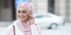 Kiat Memilih Hijab di Cuaca Panas