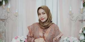6 Penampilan Eriska Nakesya, Istri Younglex Saat Berjilbab