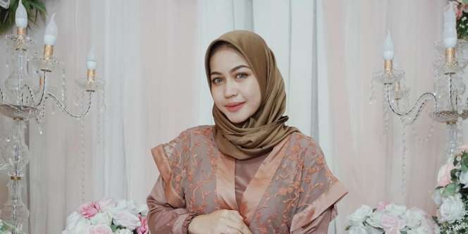 6 Penampilan Eriska Nakesya, Istri Younglex Saat Berjilbab
