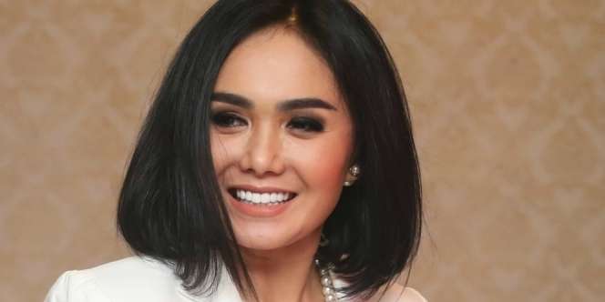 Lakukan Acro Yoga, Tubuh Kencang Yuni Shara Curi Perhatian