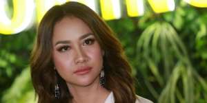 Tampil Nyentrik, Kaos Kaki BCL Bikin Salfok
