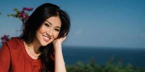Gaya Pantai Sarwendah Dipuji Mirip Song Hye Kyo