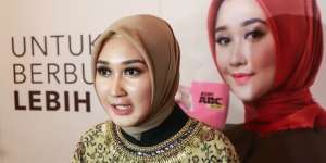 Dian Pelangi Rencanakan Umroh Bareng Suami Tahun Depan