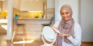5 Cara Membuat Wajah Tetap Glowing di Musim Hujan