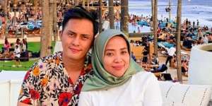 Imbangi Penampilan Suami, Muzdalifah Lebih Muda Berbaju Couple