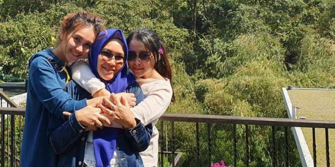 Tangan Ibunda Ayu Ting Ting Jadi Sorotan, Kenapa?