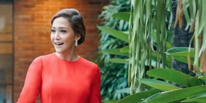 Maia Estianty Tetap Saja Cantik Meski Jadi Patung