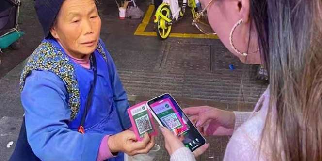 Kekinian, Pengemis Sekarang Pakai QR Code untuk Minta Sedekah