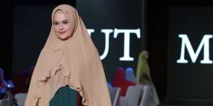 Gaya 8 Artis Tampil Berbusana Syar'i, Meneduhkan...