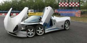 Tak Puas Tampil Biasa! Sedan Supercar Rp9 Miliar Ini Punya 6 Roda