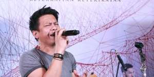 Model Rambut Baru Ariel NOAH Bikin Jantung Gemetar