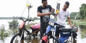 Keren! Motor Amfibi Ini Tetap Melaju Meski Seluruh Bodi Terendam Banjir